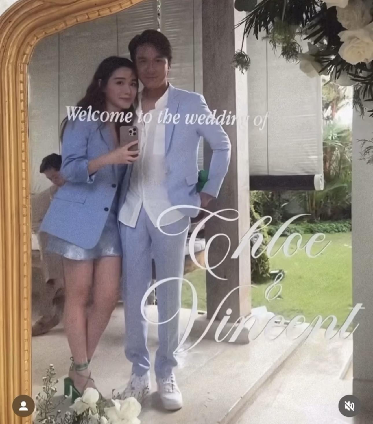 兩公婆穿上淺藍色的情侶裝。