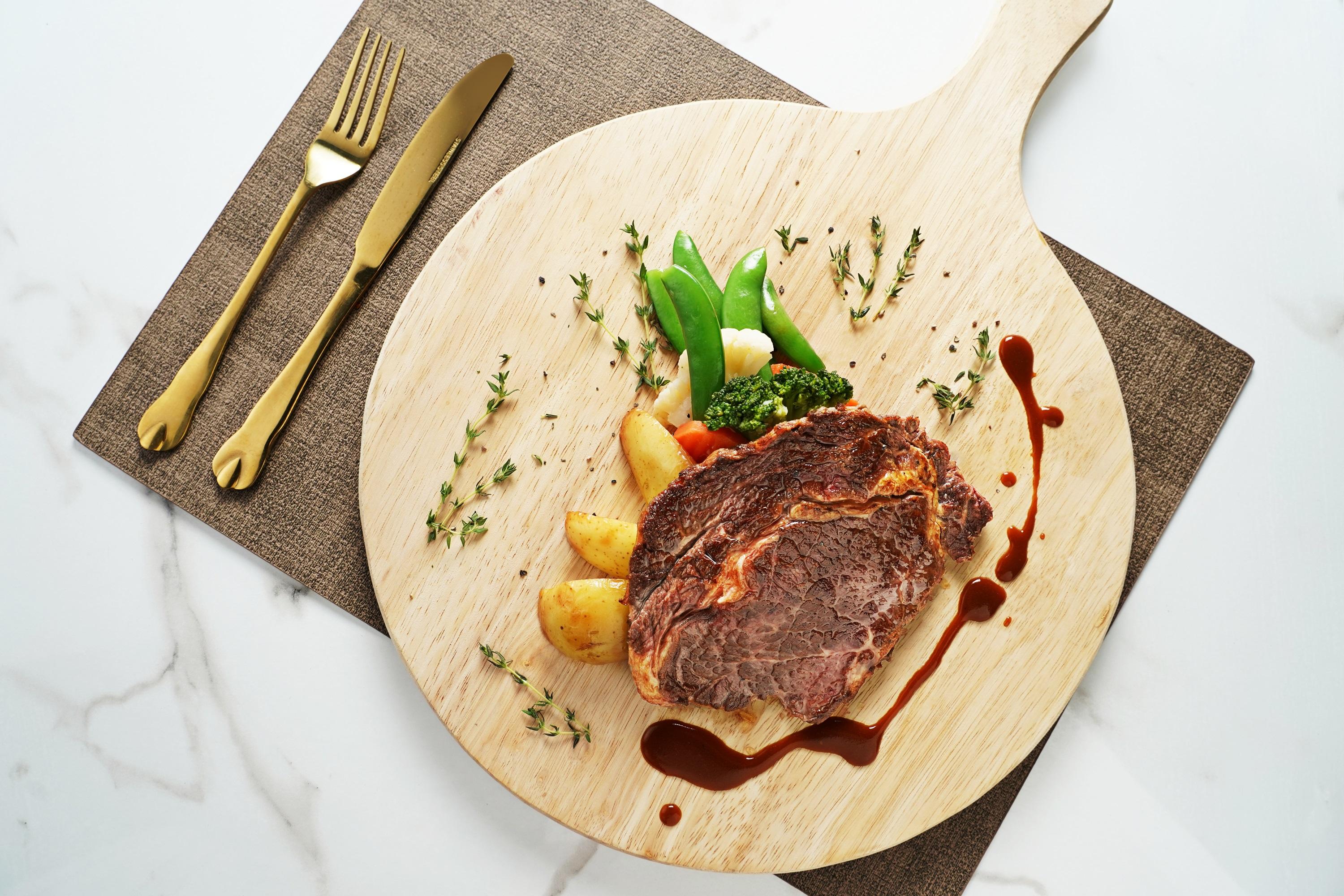 炭燒肉眼扒配黑梅汁