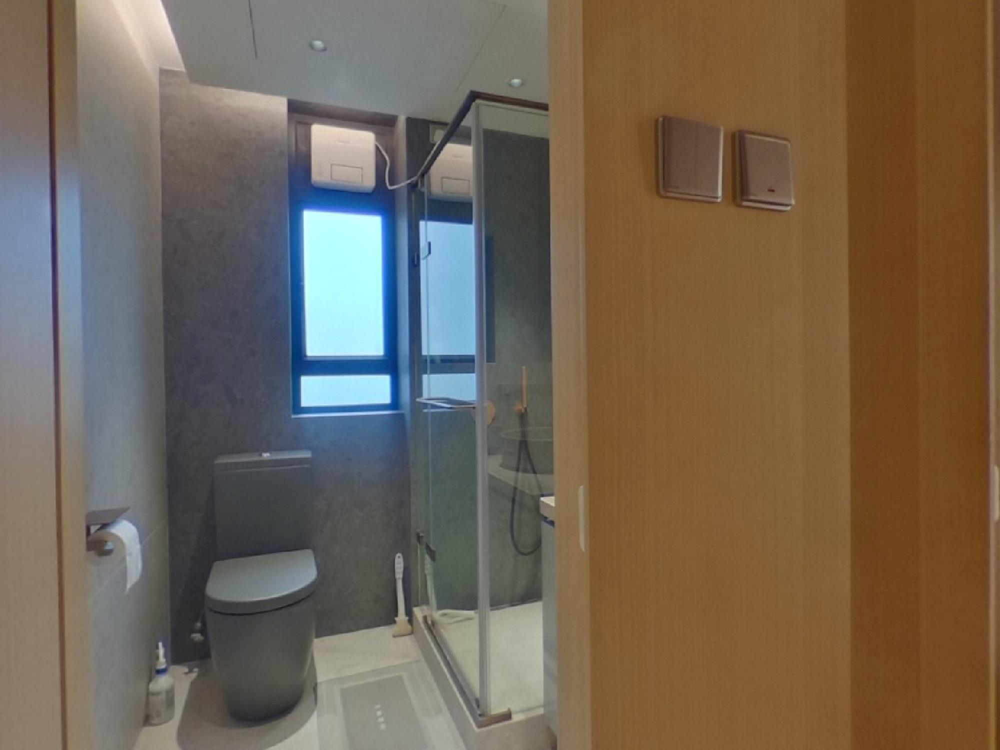 主人套房浴室屬明廁,保養得宜。