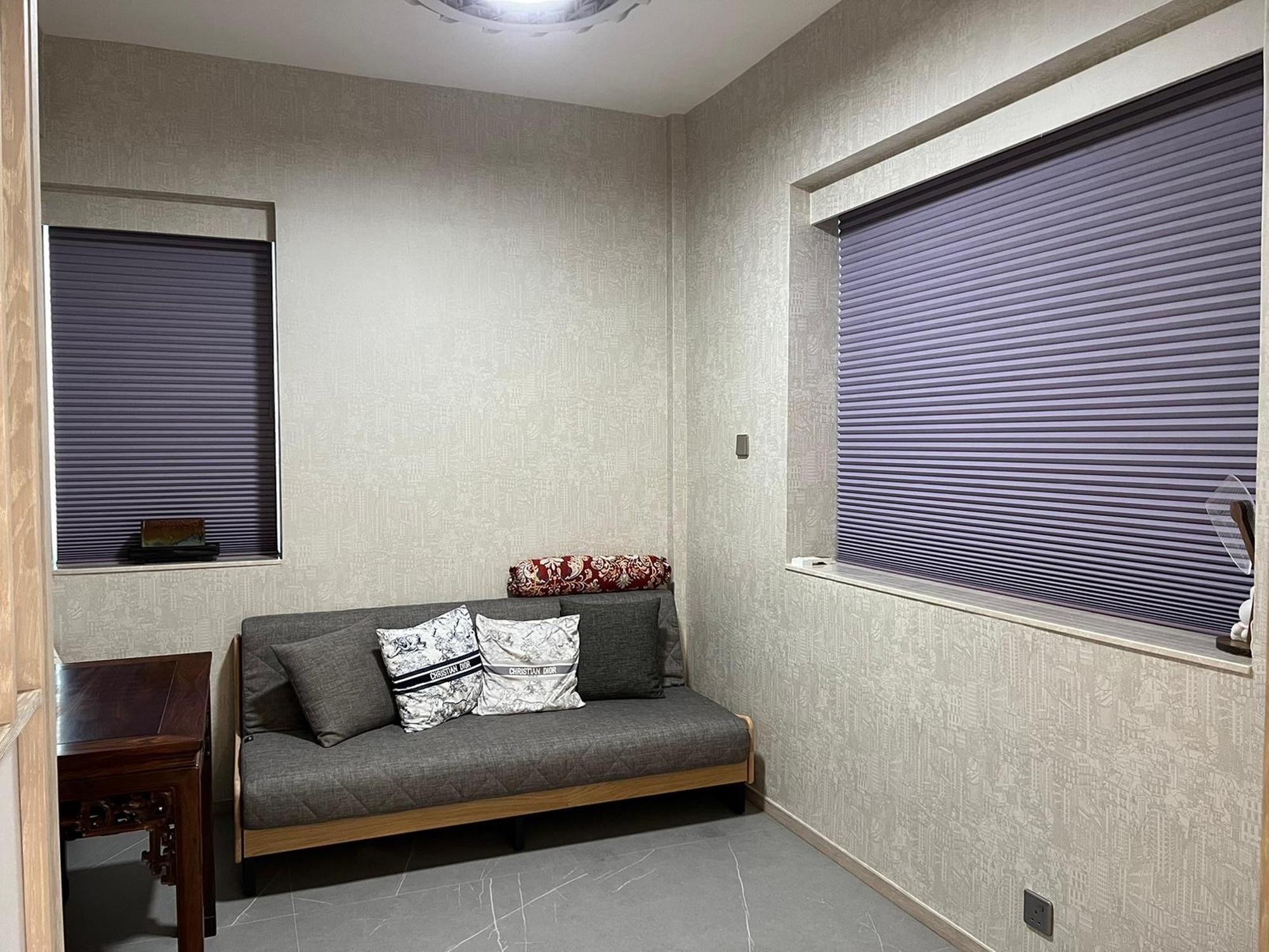 另一間睡房裝修簡約,間隔亦闊落。