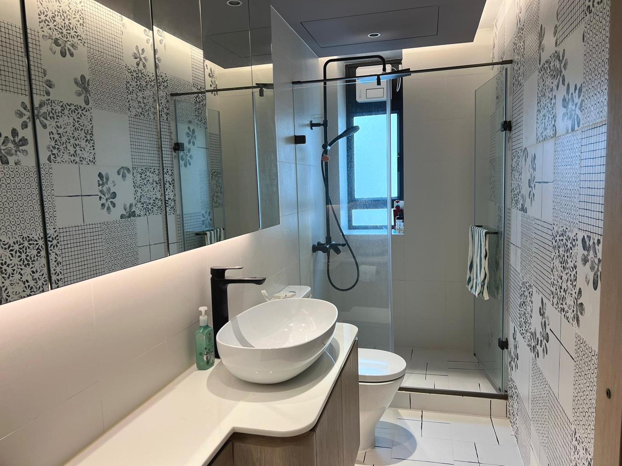 客廁牆身以黑白印花磚牆鋪砌,雅緻討好。