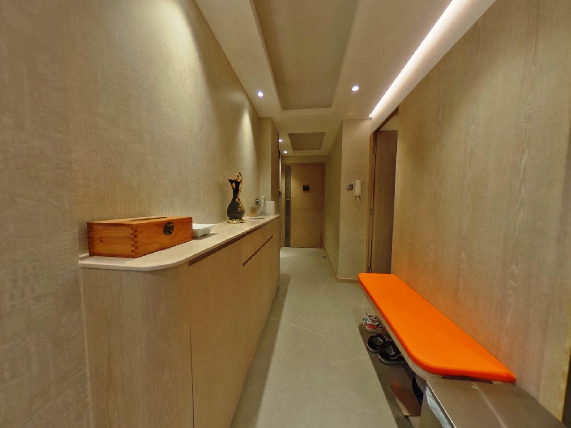 玄關位呈長方形,設有長櫈方便穿鞋,而儲物櫃亦便於擺放出隨身物。