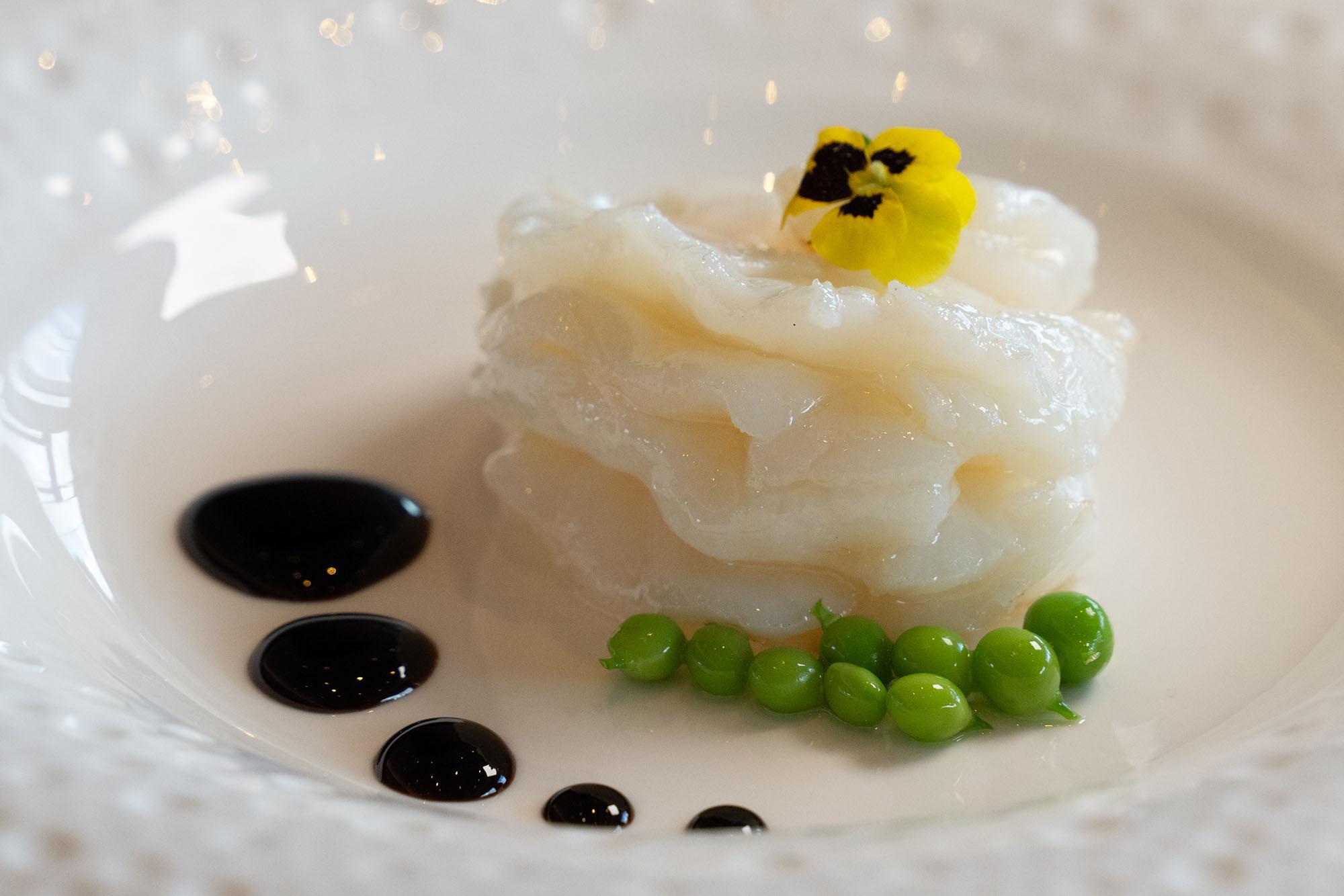 玻璃蝦球(金紫荊生記粵菜廳「匠心雅宴」)售價待定 在三頭越南大虎蝦的蝦背上𠝹三刀,做出如牡丹花般一層層花瓣效果,肉厚爽脆,佐甜豆和黑醋汁。