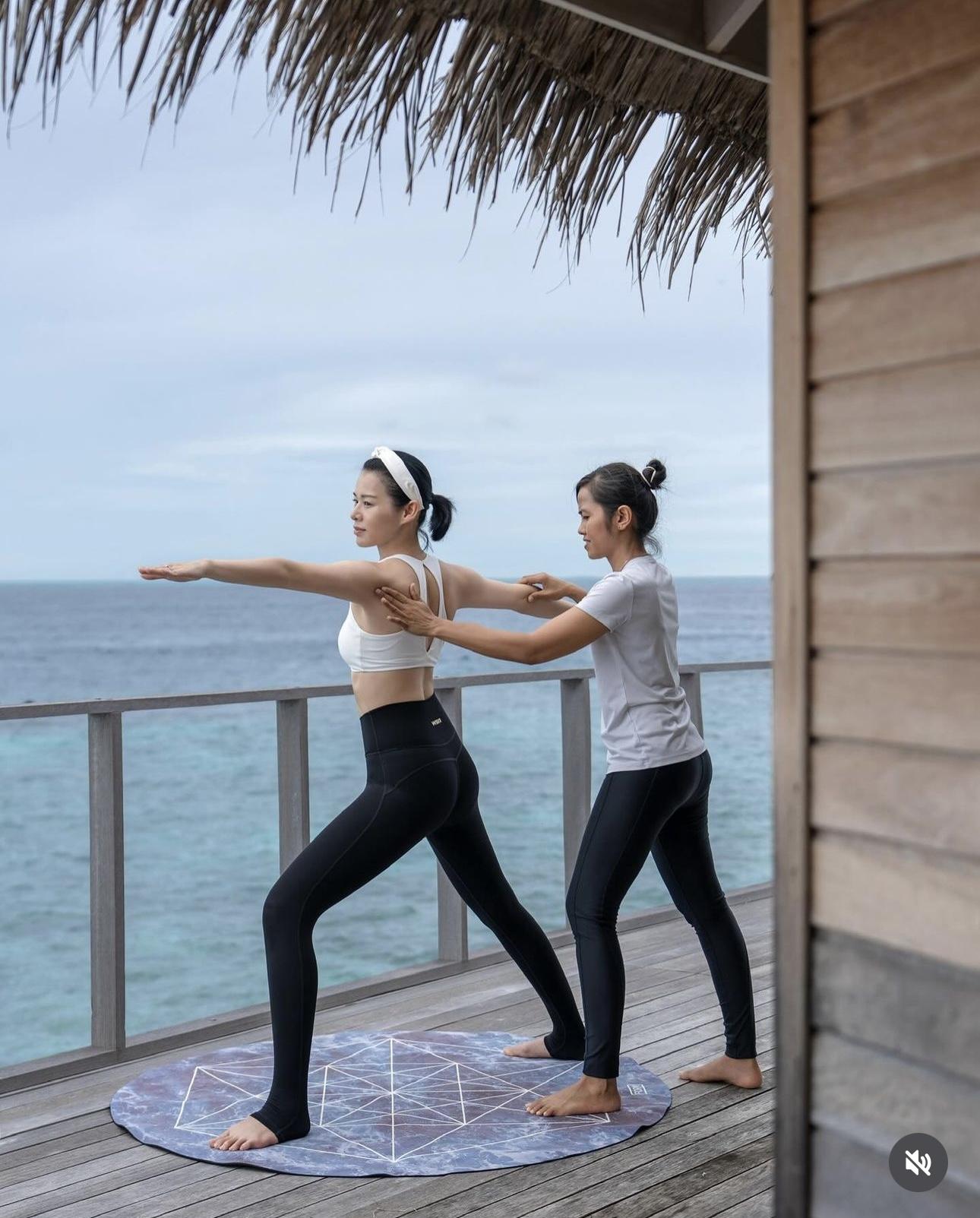 胡杏兒以bra-top配瑜伽褲上陣,大曬纖腰。