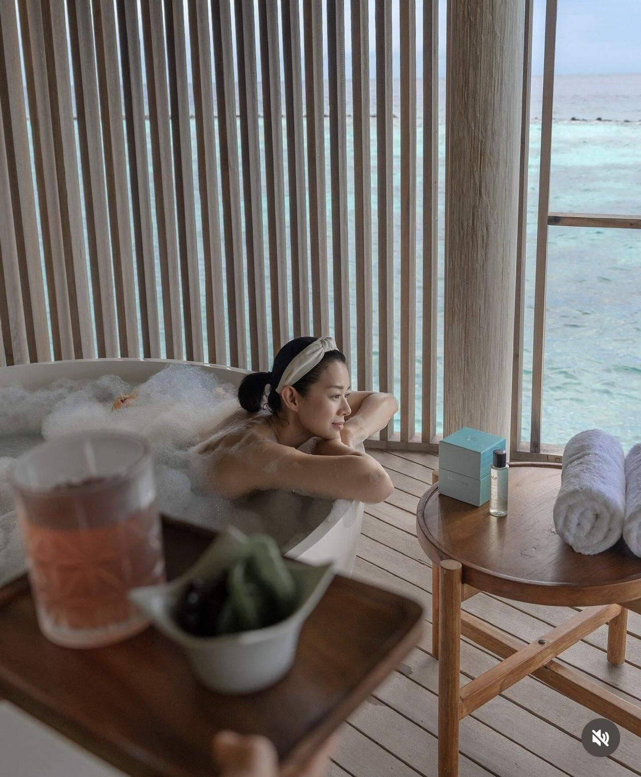 胡杏兒大曬半裸浴照騷弗爆身材。