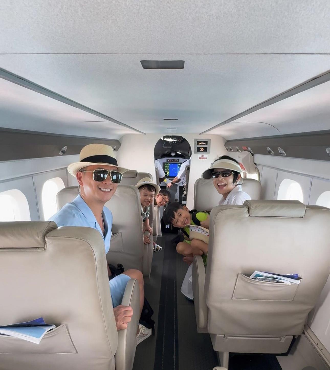 一家五口坐水上飛機。