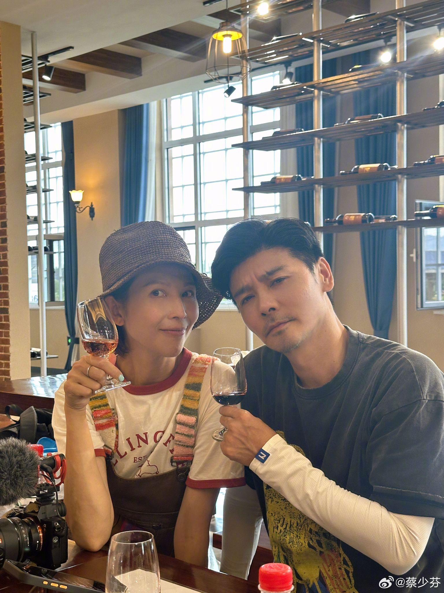 網民指張晉顏值不保,感覺比太太老十年。