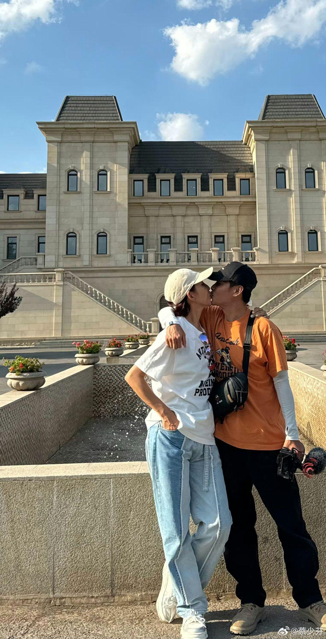 二人互相嘴嘴,大曬恩愛。