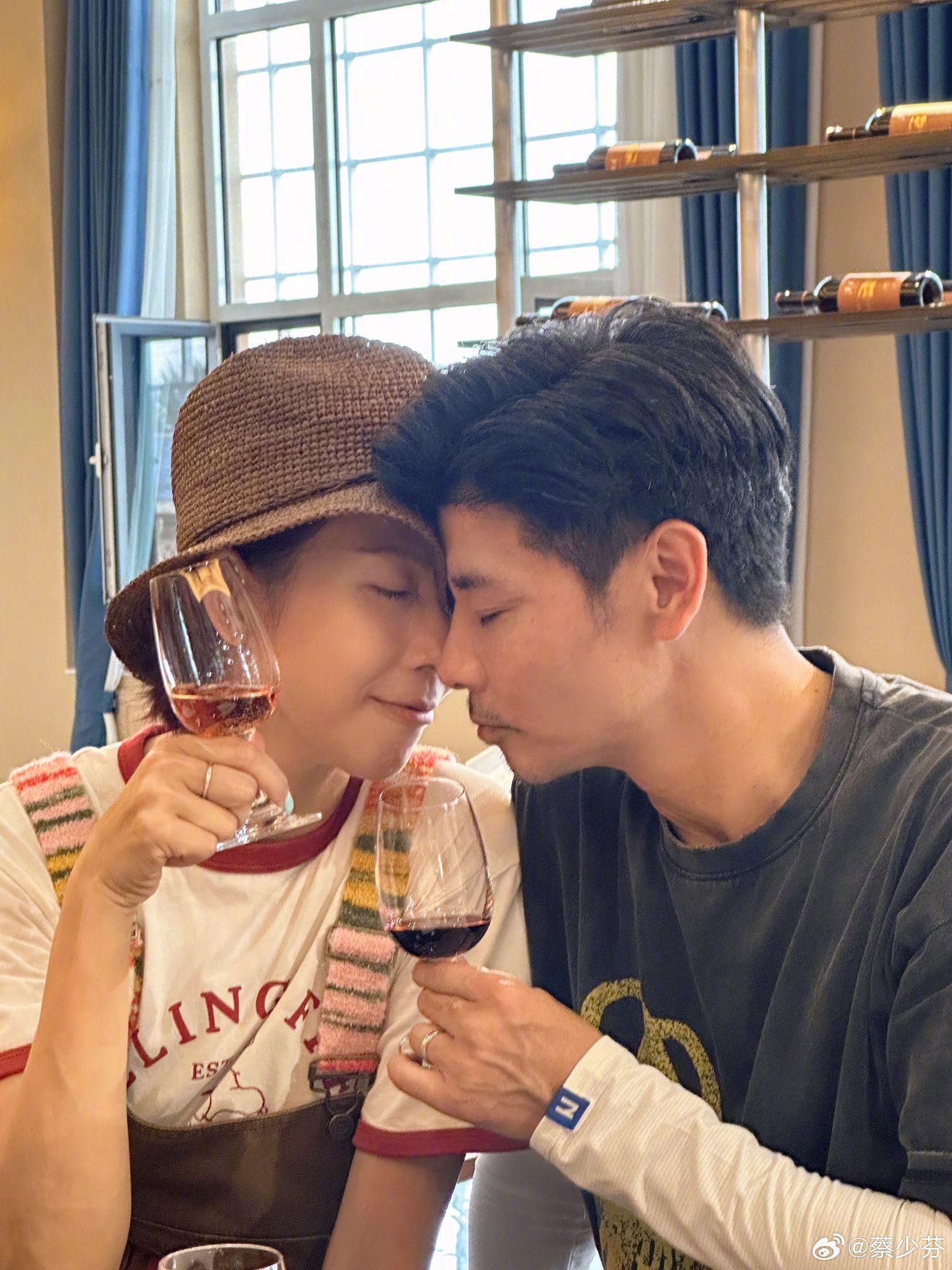 蔡少芬花式放閃 。