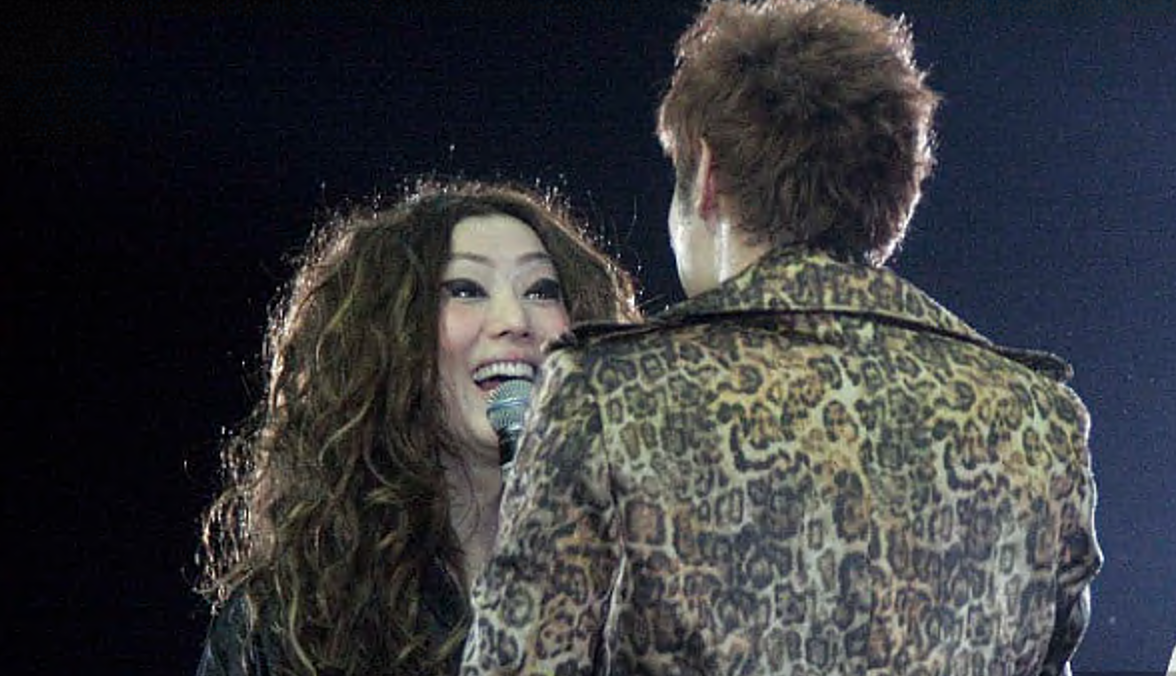 在《東亞華星演唱會》上,Sammi與許志安(西裝男)隔空合唱《唯獨你是不可取替》。