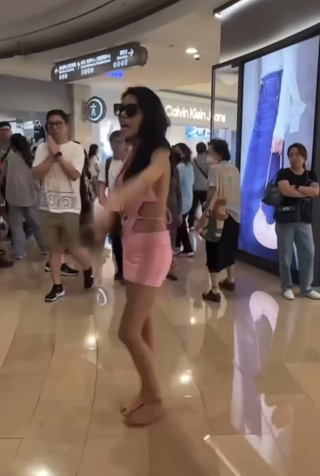 台灣台北101大樓有一名穿着性感的女子在一間名店專櫃搗亂,大肆亂翻商品。(影片截圖)