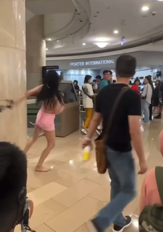 台灣台北101大樓有一名穿着性感的女子在一間名店專櫃搗亂,大肆亂翻商品。(影片截圖)