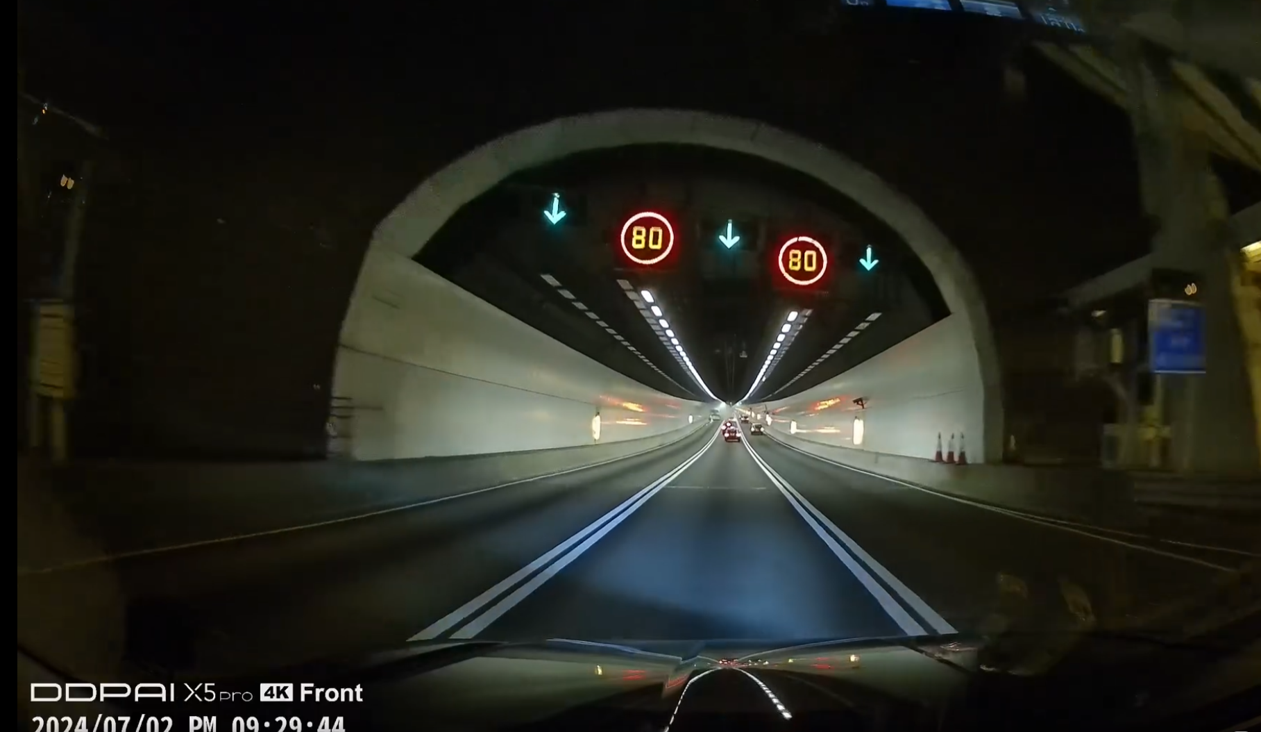 南灣隧道旅遊巴起火冒煙,熱心司機接載司機及乘客離開充斥濃煙的隧道。Facebook群組「車cam L(香港群組)」影片截圖