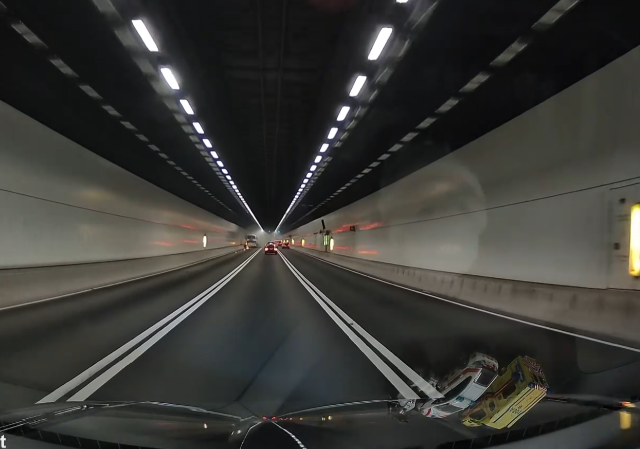 南灣隧道旅遊巴起火冒煙,熱心司機接載司機及乘客離開充斥濃煙的隧道。Facebook群組「車cam L(香港群組)」影片截圖