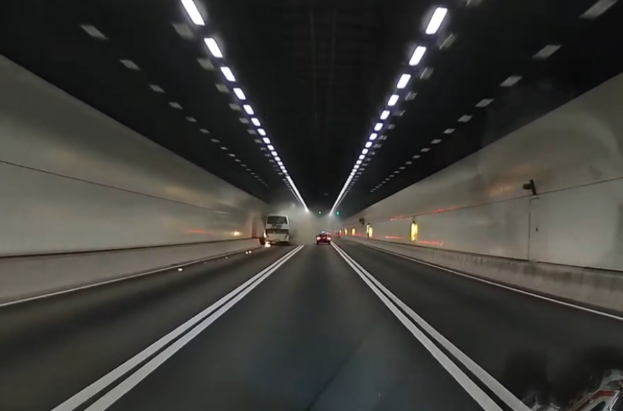 南灣隧道旅遊巴起火冒煙,熱心司機接載司機及乘客離開充斥濃煙的隧道。Facebook群組「車cam L(香港群組)」影片截圖