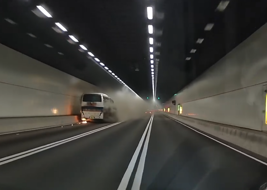 南灣隧道旅遊巴起火冒煙,熱心司機接載司機及乘客離開充斥濃煙的隧道。Facebook群組「車cam L(香港群組)」影片截圖