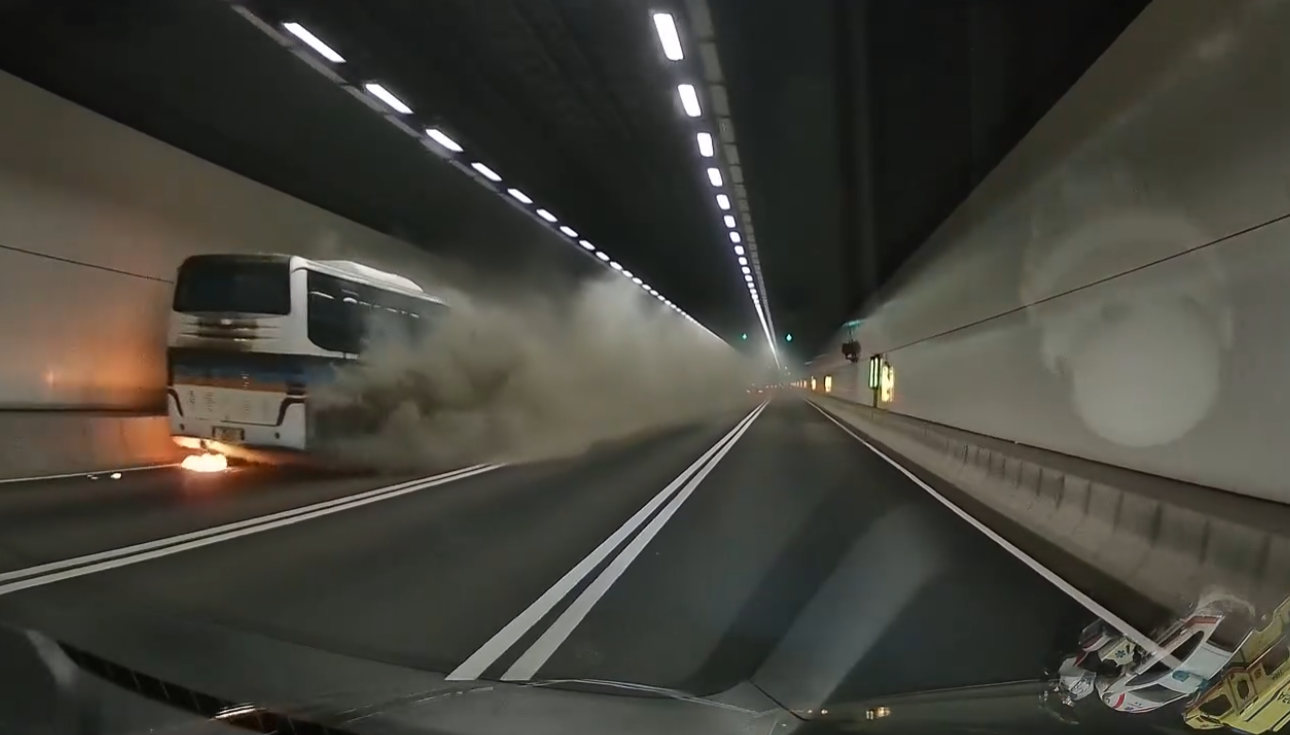 南灣隧道旅遊巴起火冒煙,熱心司機接載司機及乘客離開充斥濃煙的隧道。Facebook群組「車cam L(香港群組)」影片截圖