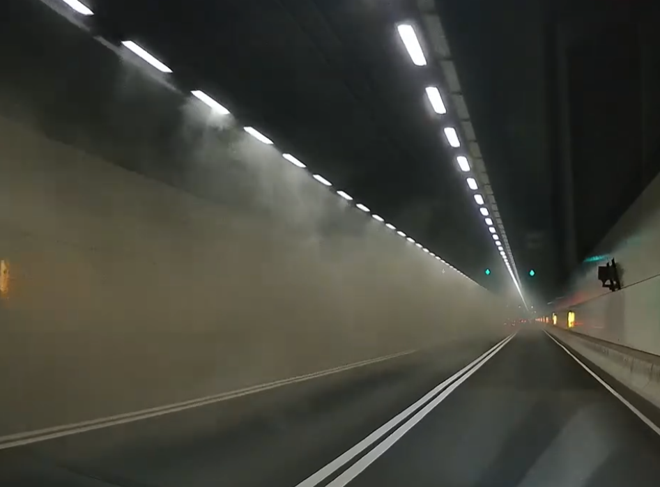 南灣隧道旅遊巴起火冒煙,熱心司機接載司機及乘客離開充斥濃煙的隧道。Facebook群組「車cam L(香港群組)」影片截圖