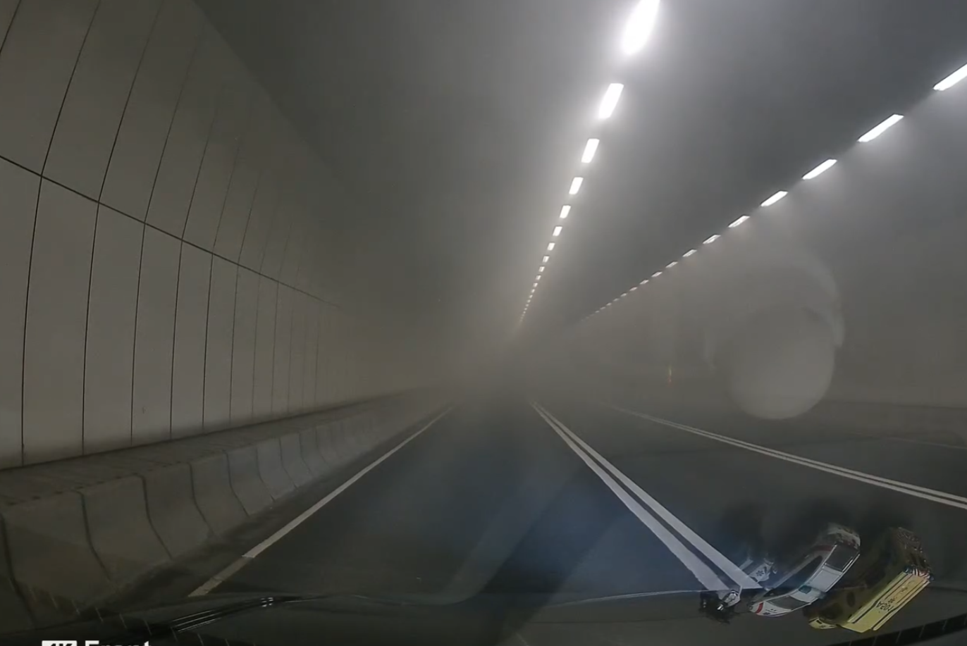 南灣隧道旅遊巴起火冒煙,熱心司機接載司機及乘客離開充斥濃煙的隧道。Facebook群組「車cam L(香港群組)」影片截圖