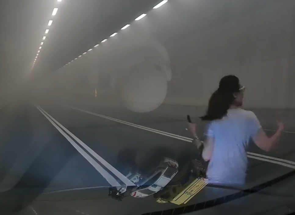 南灣隧道旅遊巴起火冒煙,熱心司機接載司機及乘客離開充斥濃煙的隧道。Facebook群組「車cam L(香港群組)」影片截圖
