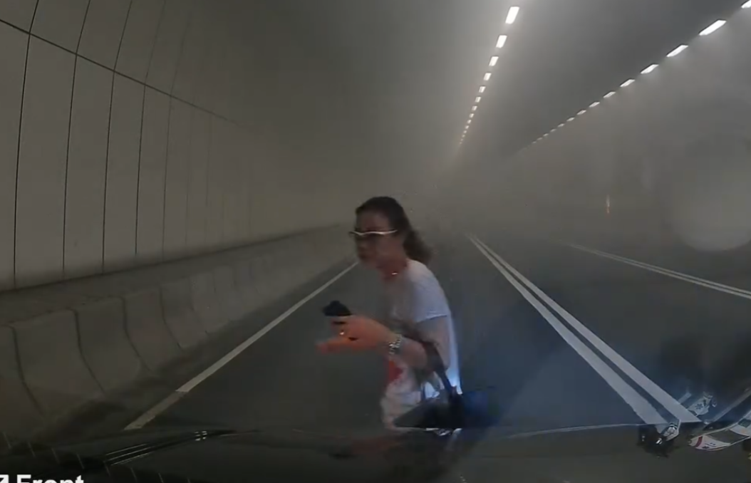 南灣隧道旅遊巴起火冒煙,熱心司機接載司機及乘客離開充斥濃煙的隧道。Facebook群組「車cam L(香港群組)」影片截圖