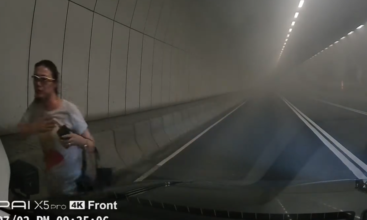 南灣隧道旅遊巴起火冒煙,熱心司機接載司機及乘客離開充斥濃煙的隧道。Facebook群組「車cam L(香港群組)」影片截圖