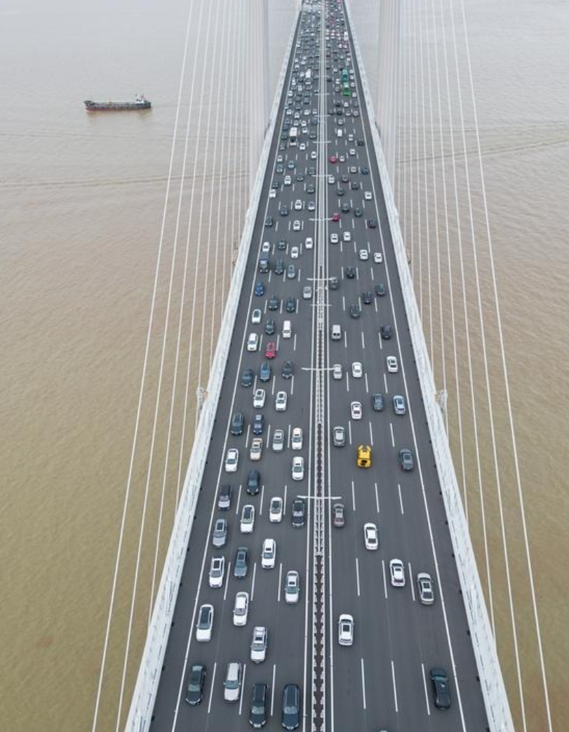 深中通道6月30日開通,惟在開通首日出現大塞車(中山交警影片截圖)