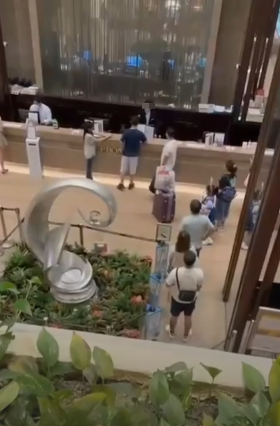 連登討論區流傳影片,指沙田麗豪酒店一名櫃檯男職員與一名男顧客互相以爆粗互罵對方。(影片截圖)