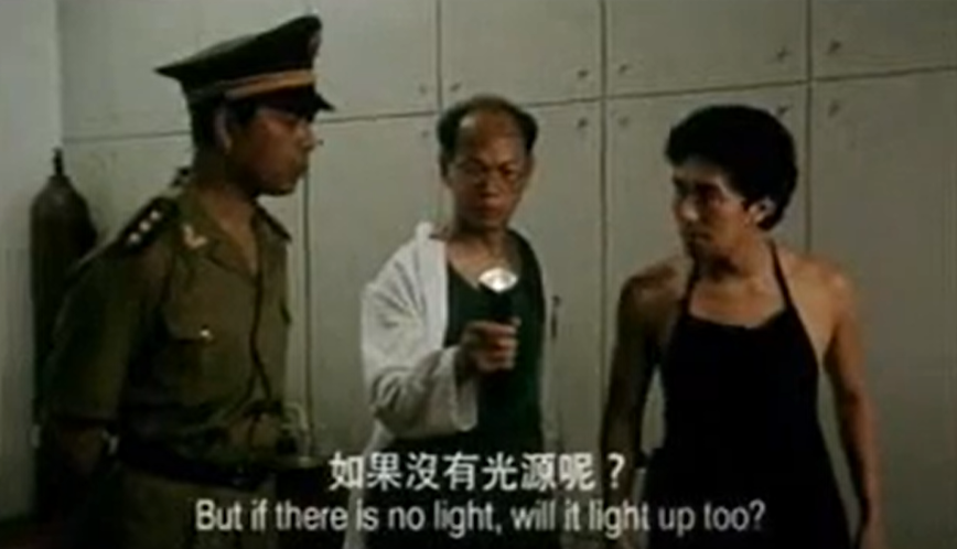 電影《國產零零漆》的「太陽能電筒」堪稱反智產品的經典。(互聯網)
