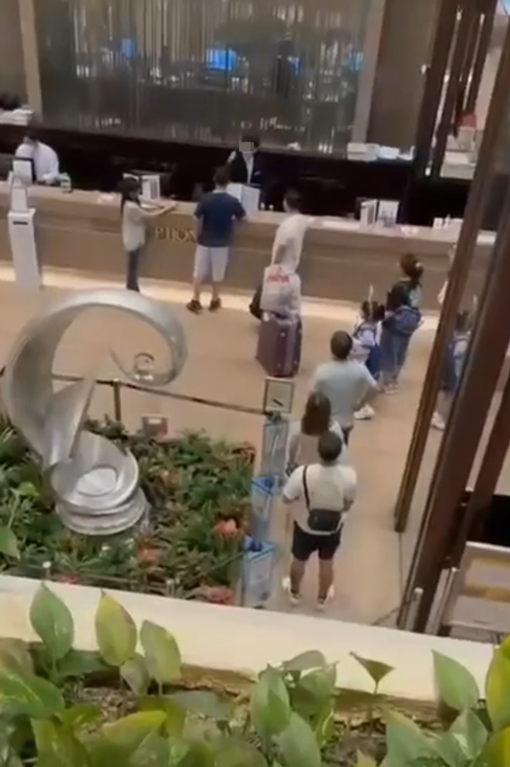 連登討論區流傳影片,指沙田麗豪酒店一名櫃檯男職員與一名男顧客互相以爆粗互罵對方。(影片截圖)