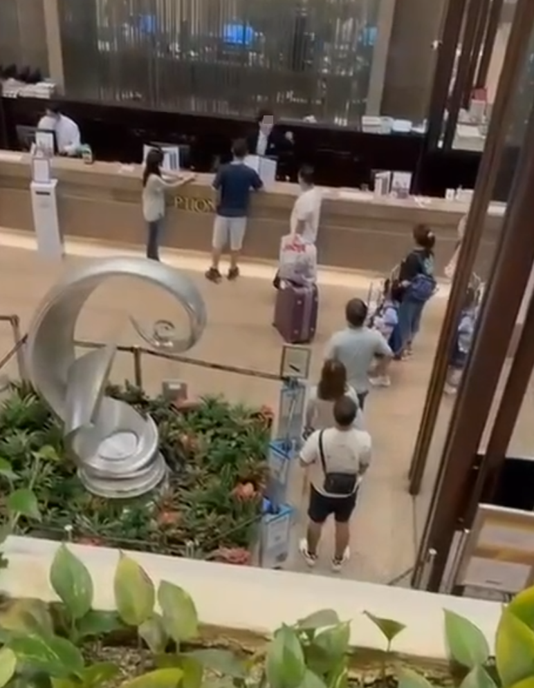 連登討論區流傳影片,指沙田麗豪酒店一名櫃檯男職員與一名男顧客互相以爆粗互罵對方。(影片截圖)