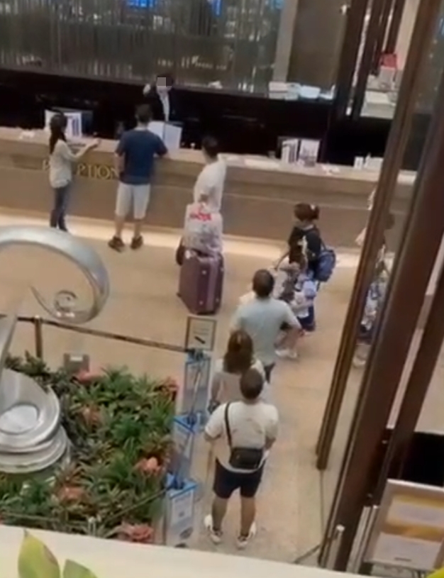 連登討論區流傳影片,指沙田麗豪酒店一名櫃檯男職員與一名男顧客互相以爆粗互罵對方。(影片截圖)