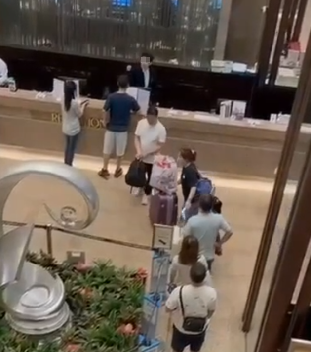 連登討論區流傳影片,指沙田麗豪酒店一名櫃檯男職員與一名男顧客互相以爆粗互罵對方。(影片截圖)