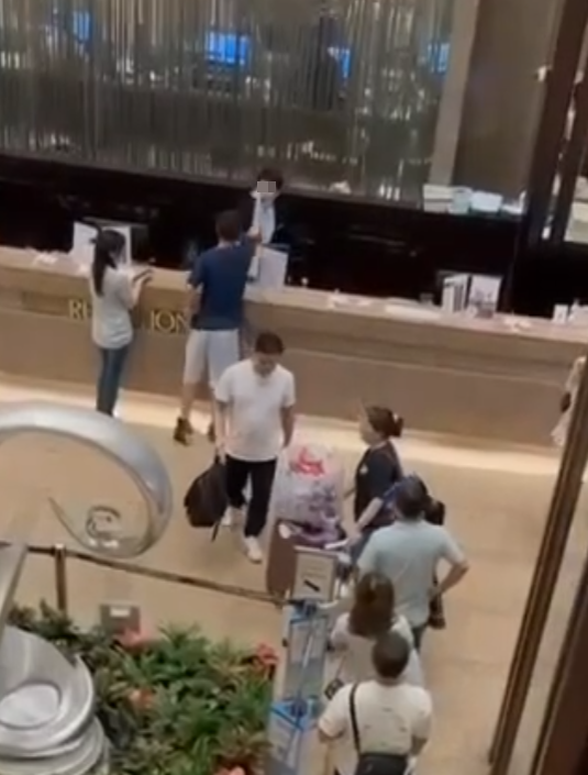 連登討論區流傳影片,指沙田麗豪酒店一名櫃檯男職員與一名男顧客互相以爆粗互罵對方。(影片截圖)