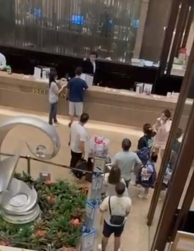 連登討論區流傳影片,指沙田麗豪酒店一名櫃檯男職員與一名男顧客互相以爆粗互罵對方。(影片截圖)