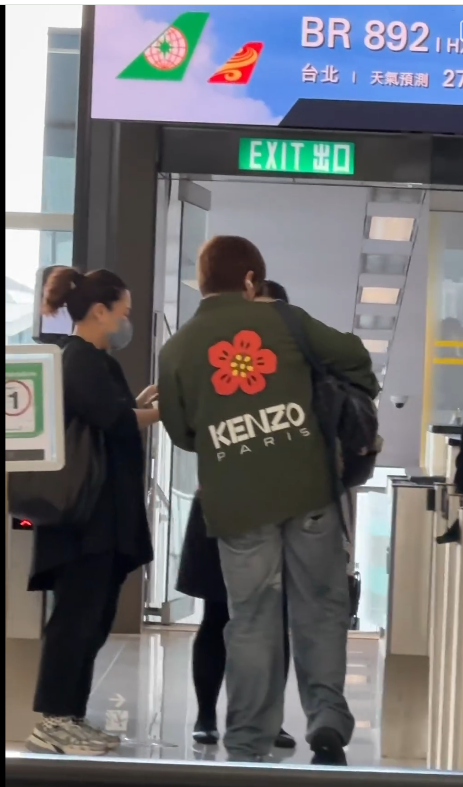 姜濤被人拍到在香港機場出發往台灣。