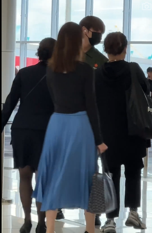 姜濤被人拍到在香港機場出發往台灣。