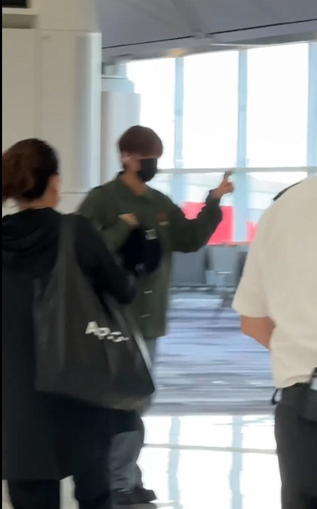 姜濤被人拍到在香港機場出發往台灣。