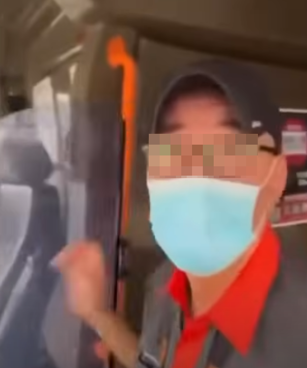 拍攝地點為機場巴士總站外的泊車區域,涉事巴士原以機場抵港層的地面運輸中心為總站,但司機未進入總站落客便直接前往泊車區,引起拍片乘客不滿(影片截圖)