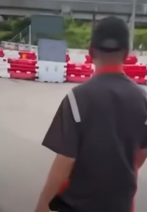 影片長近2分鐘,見到車長正下車離開,男乘客追問對方姓名,司機邊走邊說「黐×線㗎你都」(影片截圖)