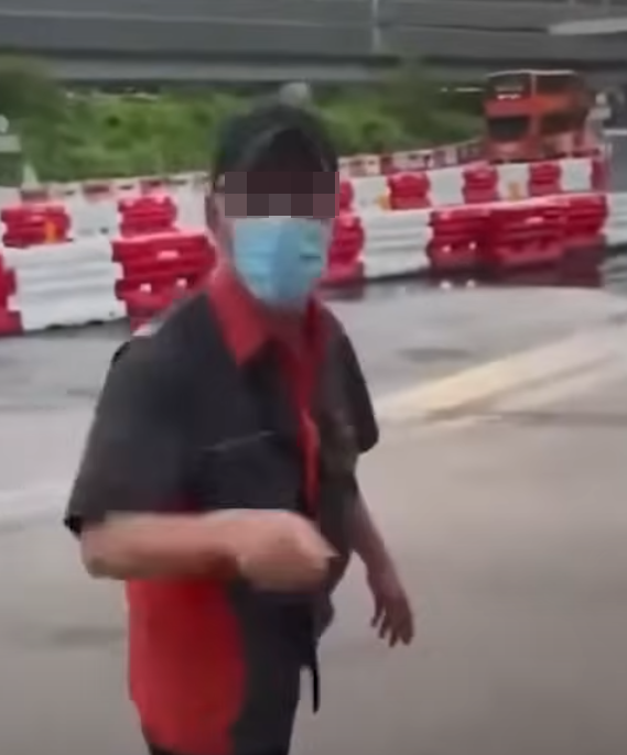 影片長近2分鐘,見到車長正下車離開,男乘客追問對方姓名,司機邊走邊說「黐×線㗎你都」(影片截圖)