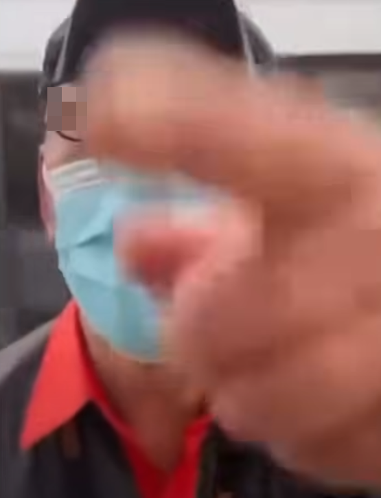 司機情緒激動大罵乘客(影片截圖)