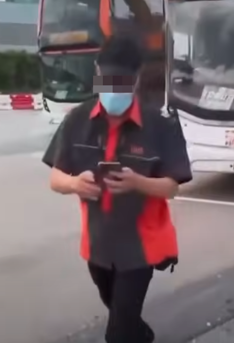 司機拿出手機反拍乘客(影片截圖)