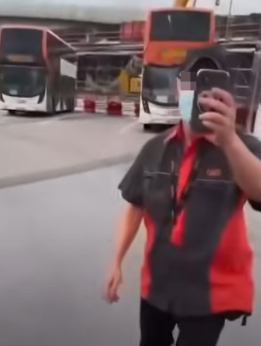 司機拿出手機反拍乘客(影片截圖)