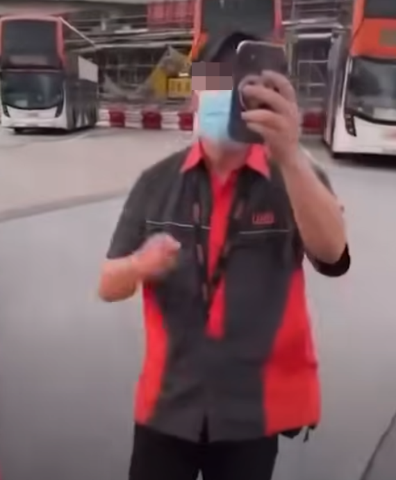 九巴證實周二(2日)傍晚約6時50分,龍運1名駕駛A33線的車長由屯門開往機場期間,與一名乘客口角,車長目前已被停職。龍運巴士稱會調查事件,如發現有人違反工作守則或紀律,會作出適當處分。(影片截圖)