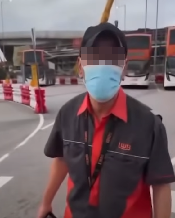 九巴證實周二(2日)傍晚約6時50分,龍運1名駕駛A33線的車長由屯門開往機場期間,與一名乘客口角,車長目前已被停職。龍運巴士稱會調查事件,如發現有人違反工作守則或紀律,會作出適當處分。(影片截圖)