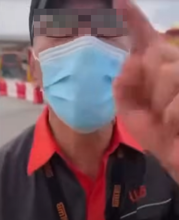 九巴證實周二(2日)傍晚約6時50分,龍運1名駕駛A33線的車長由屯門開往機場期間,與一名乘客口角,車長目前已被停職。龍運巴士稱會調查事件,如發現有人違反工作守則或紀律,會作出適當處分。(影片截圖)