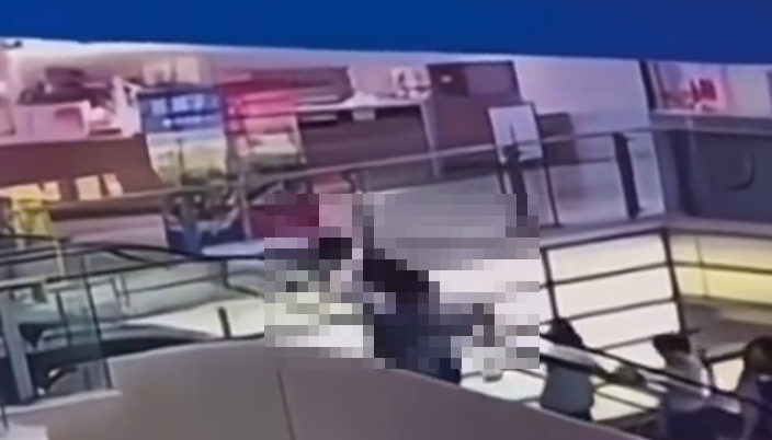 安徽省合肥市一名男子周三(3日)在商場內墮樓,經搶救無效身亡。(影片截圖)