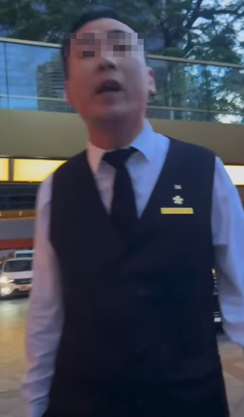 小紅書流傳一段影片,一名酒店男職員與疑拍片者互罵,其間男職員激動爆粗以惡劣態度叫對方離開,「X你咪X你囉,阻X住晒!X你老X臭X!」