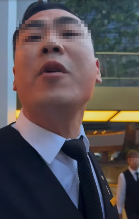 小紅書流傳一段影片,一名酒店男職員與疑拍片者互罵,其間男職員激動爆粗以惡劣態度叫對方離開,「X你咪X你囉,阻X住晒!X你老X臭X!」